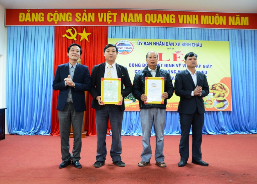 Trao quyết định Giấy chứng nhận đăng ký nhãn hiệu tập thể “Nghệ vàng Bình Châu” cho HTX nông nghiệp xã Bình Châu.