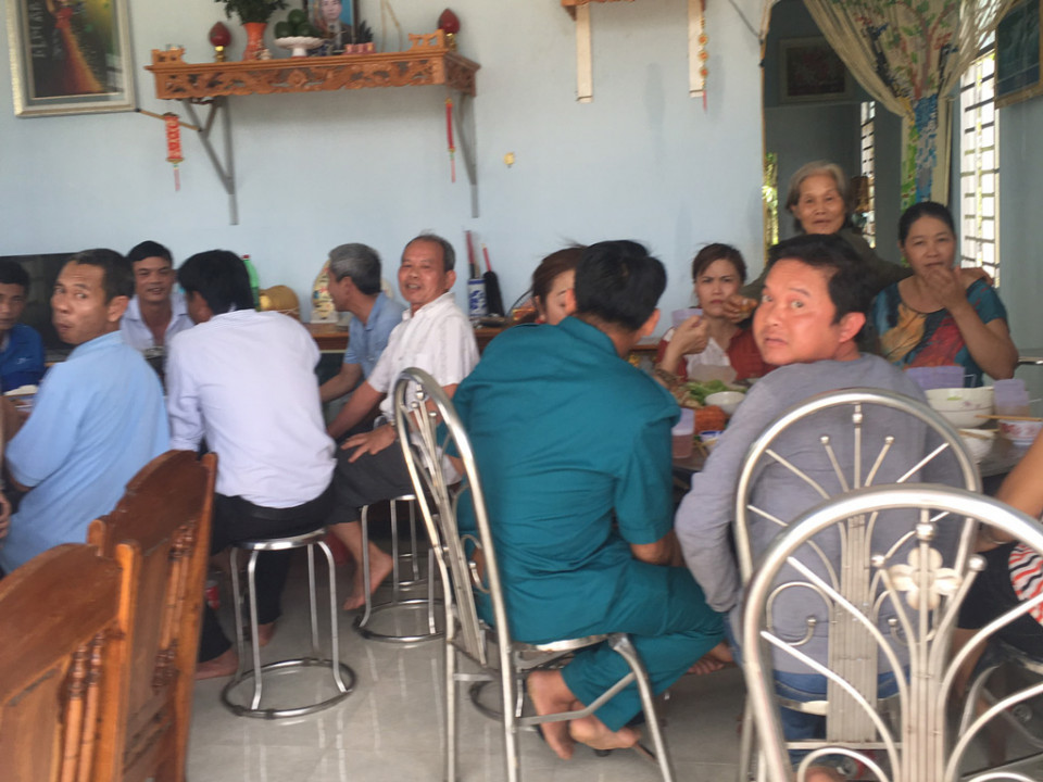 ông Hà Quang Đạo còn tham gia ăn uống với nhiều cán bộ xã Đắk Gằn còn tổ chức ăn nhậu, tập trung đông người  tại nhà thôn phó Vũ Thị Nhung, có dấu hiệu vi phạm Chỉ thị 15/CT-TTg ngày 27/03/2020 của Thủ tướng Chính phủ về việc quyết liệt thực hiện nhiệm vụ phòng chống covid-19.
