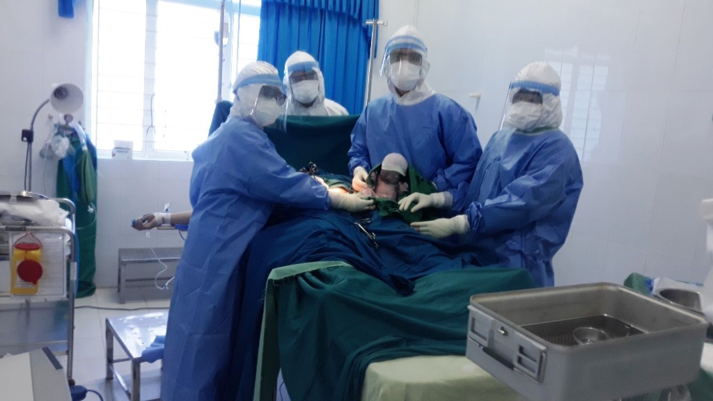 Ekip Bệnh viện Điều trị Covid-19 tỉnh và Bệnh viện Sản Nhi tỉnh Quảng Ngãi thực hiện ca sinh mổ an toàn cho sản phụ là bệnh nhân Covid-19 (ảnh CTV)