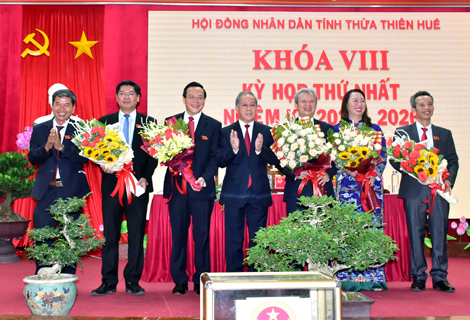 Ông Lê Trường Lưu (thứ 3, từ phải qua) tái đắc cử chức danh Chủ tịch HĐND tỉnh Thừa Thiên - Huế khóa VIII.