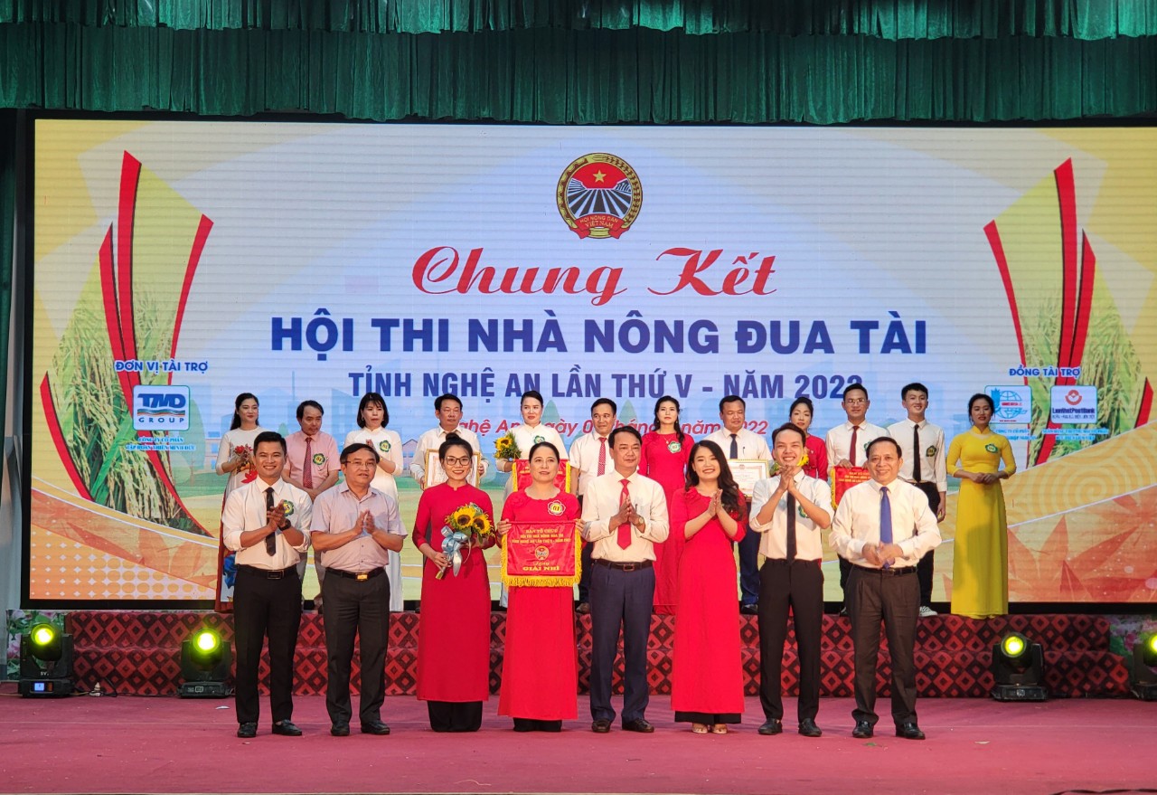 Trao giải Nhì cho đơn vị Hội Nông dân huyện Hưng Nguyên