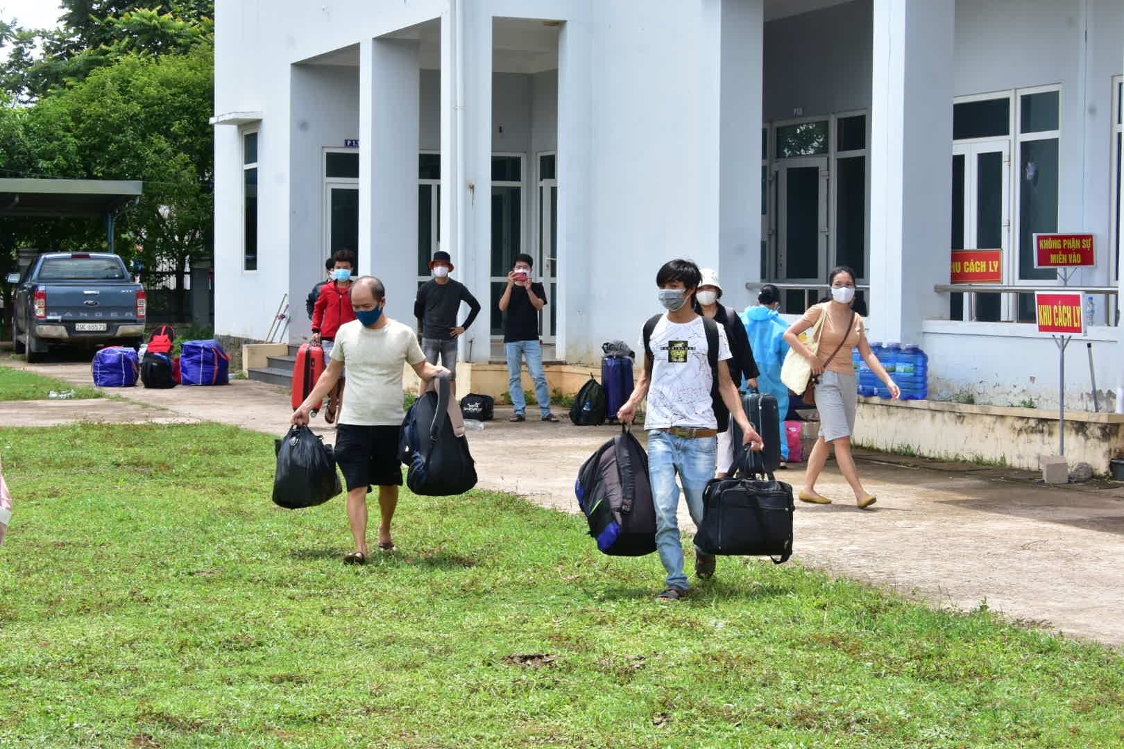 Đoàn công tác của tỉnh Thừa Thiên - Huế tổ chức lực lượng và phương tiện đi đón các công dân về cách ly tại tỉnh.