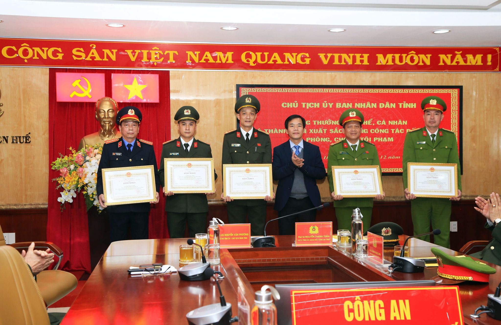 Ông Nguyễn Văn Phương tham dự và tặng Bằng khen cho các tập thể và cá nhân đạt thành tích xuất sắc.