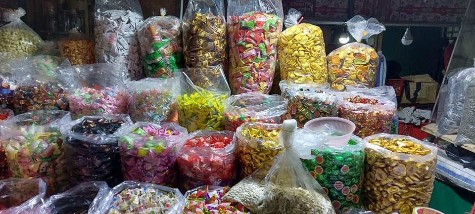Tràn lan các loại bánh kẹo đủ màu sắc sặc sỡ, bày bán trong đầy các túi nilon hay các khay giỏ nhựa.