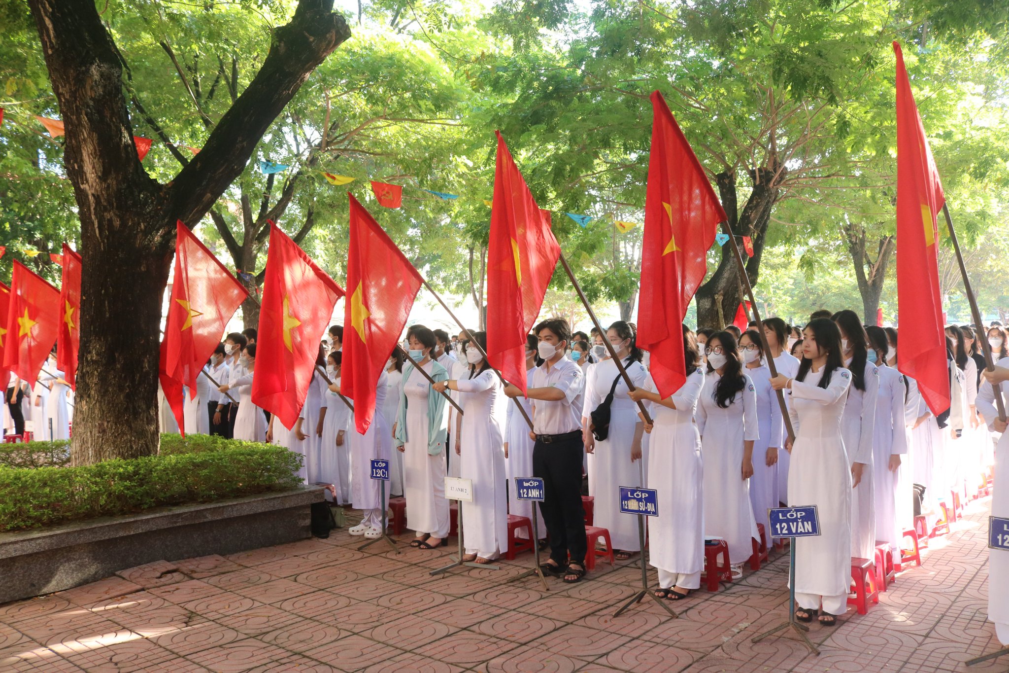 Trường Chuyên Lê Khiết (TP Quảng Ngãi, tỉnh Quảng Ngãi) rộn ràng ngày khai giảng năm học 2022 – 2023.
