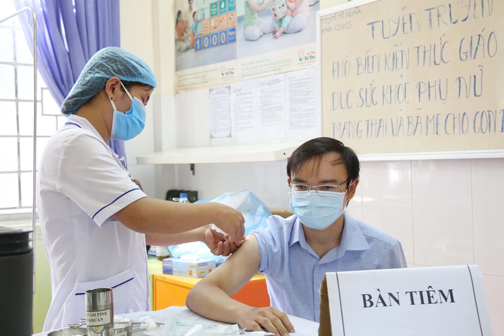 Tiêm vaccine phòng Covid-19 cho người lao động, nhân viên của Công ty Doosan Vina tại KKT Dung Quất