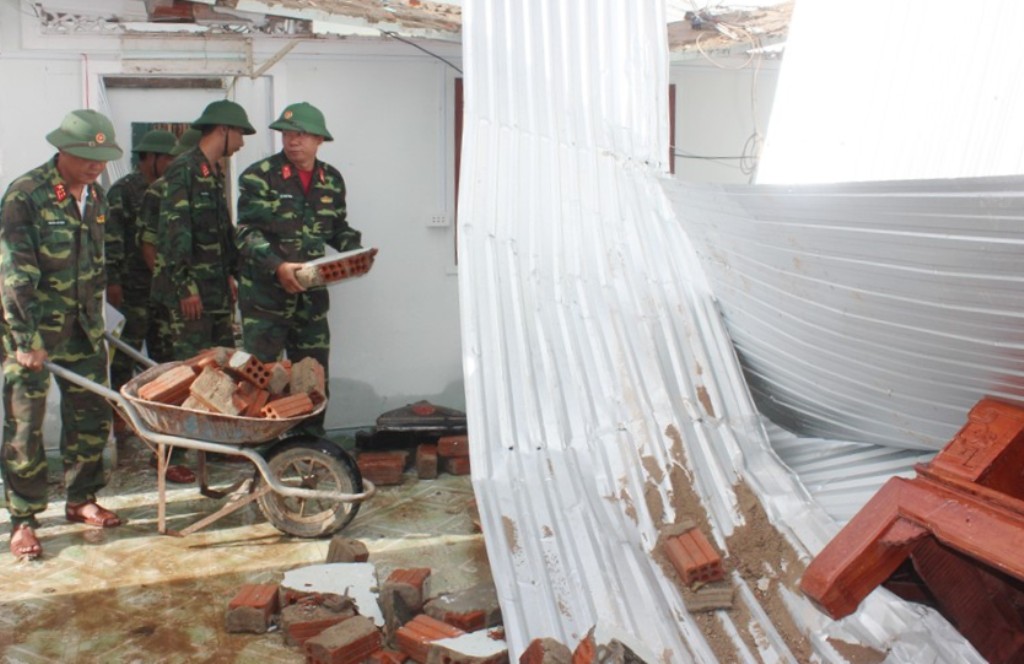 Lực lượng Bộ đội giúp dân khắc phục hậu quả bão số 9