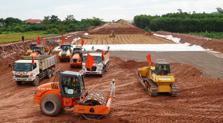 Dự án cao tốc Cam Lộ - La Sơn dự kiến khánh thành, thông xe trong tháng 11/2022.
