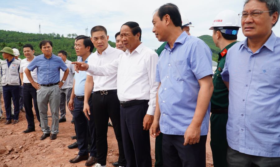 Phó Thủ tướng Chính phủ Lê Văn Thành đi kiểm tra tại D.ự án cao tốc Cam Lộ - La Sơn.