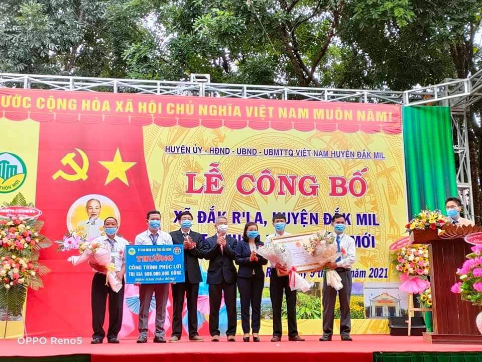 Trao bằng công nhận và tặng thưởng công trình phúc lợi cho lãnh đạo xã Đắk R'la.