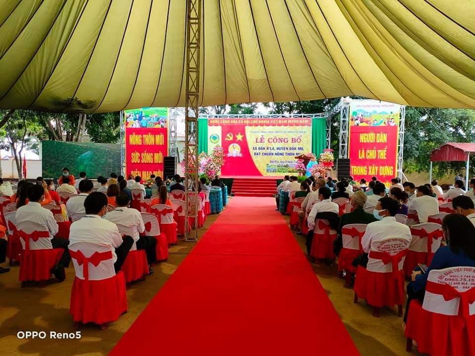 Quang cảnh buổi lễ trao Quyết định công nhận xã Đắk R'la đạt chuẩn nông thôn mới. 