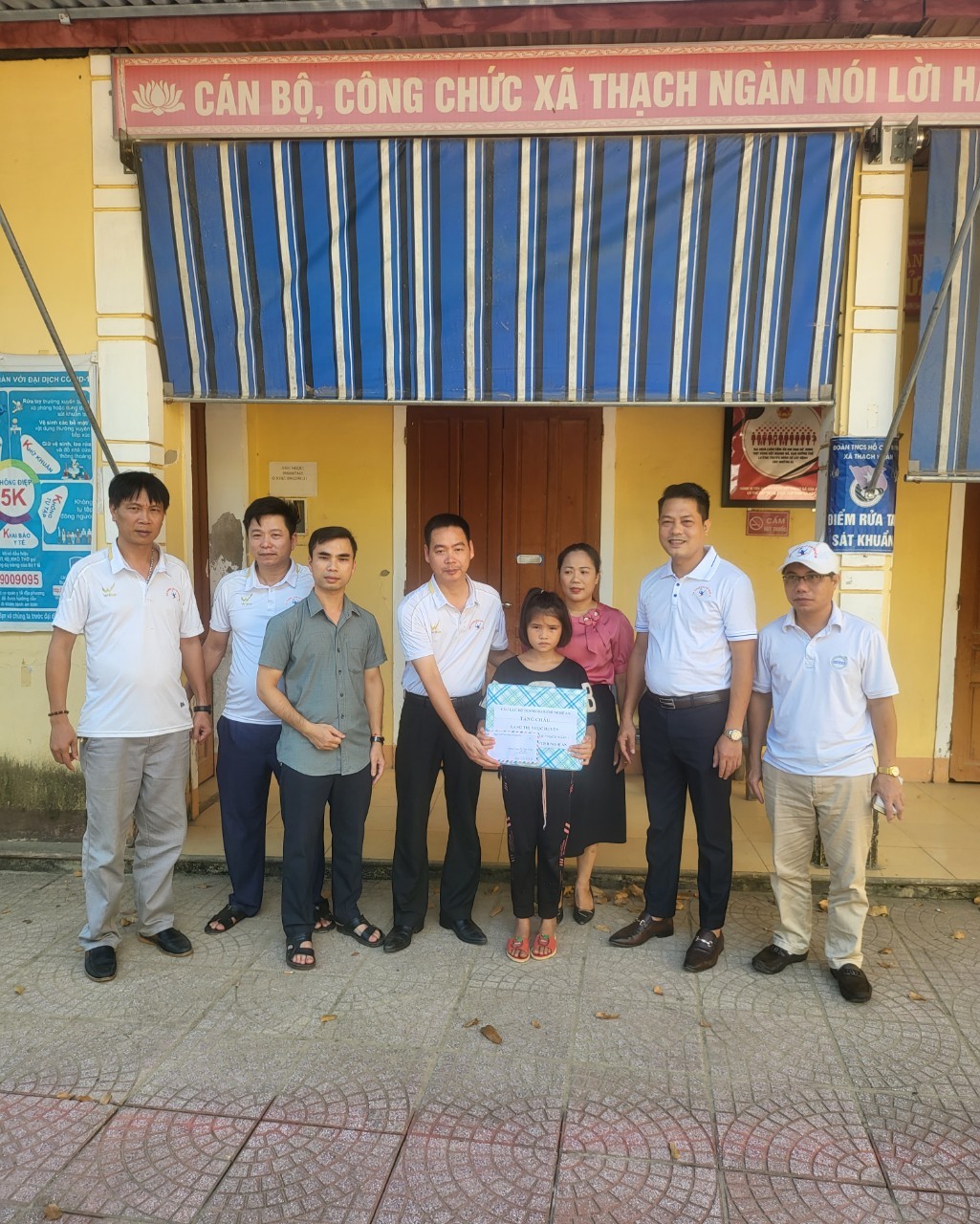 Trên đường vào địa điểm trao quà, CLB đã dừng chân trao quà cho em Lang Thị Ngọc Huyền - học sinh lớp 5A trường TH Thạch Ngàn 1, có hoàn cảnh đặc biệt khó khăn với quà và 2 triệu đồng.