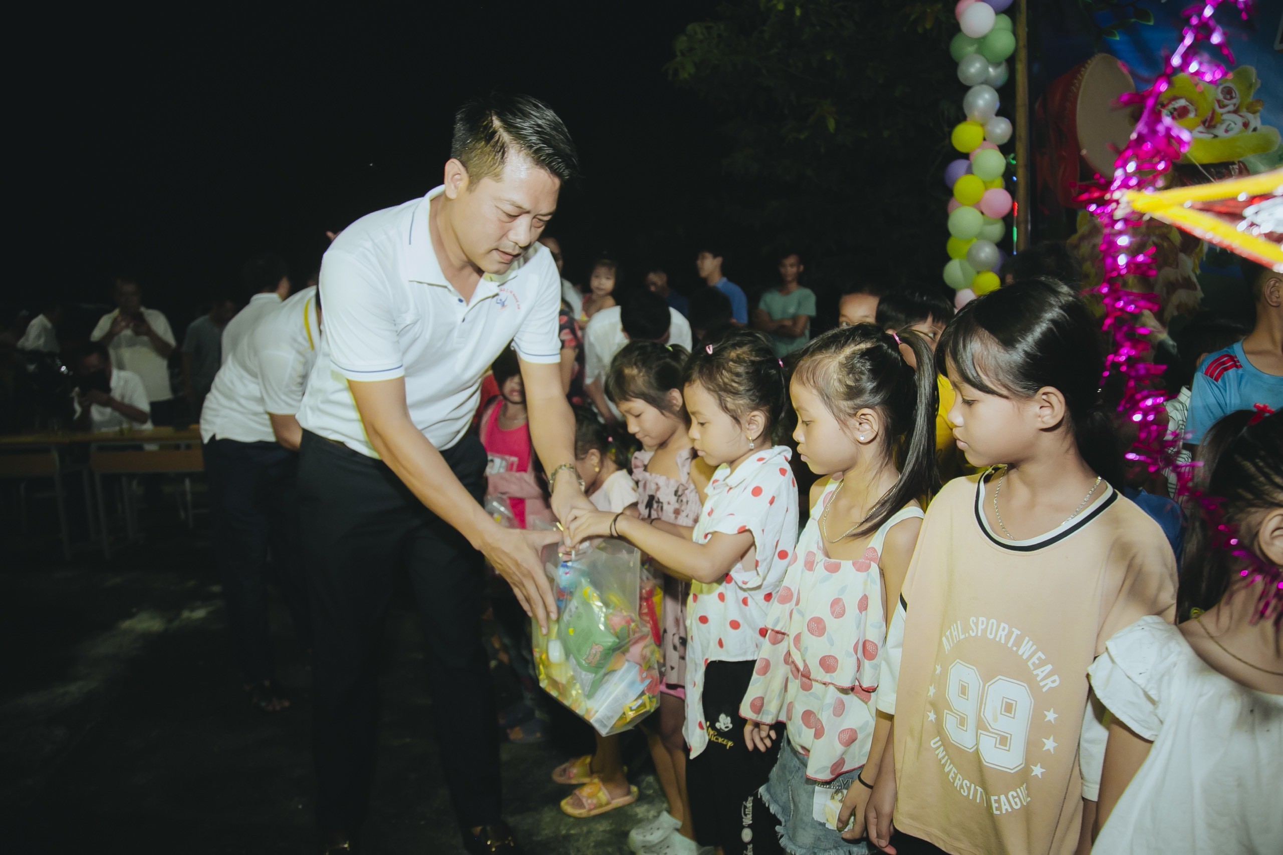 Ông Lê Văn Thành, phóng viên Tạp chí Kinh tế nông thôn, Chủ tịch CLB tặng quà cho các cháu