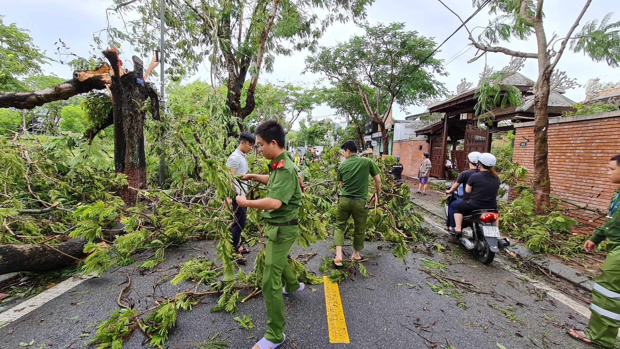 100% quân số đã được Ban Chỉ huy Công an thành phố Huế huy động để phối hợp cùng các cơ quan ban ngành trên địa bàn khắc phục hậu quả do bão số 5 gây ra.