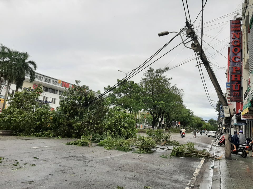 Do ảnh hưởng của bão số 5, nhiều cột điện tại tỉnh Thừa Thiên – Huế bị hư hỏng.