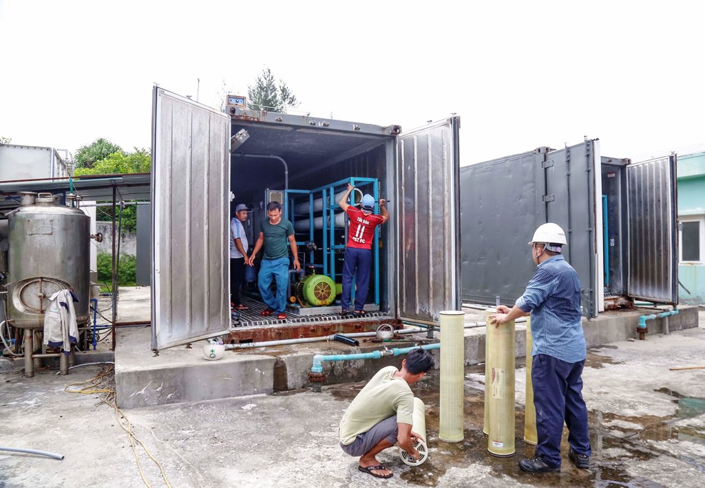 Các kỹ sư và công nhân của Doosan Vina bảo trì hai nhà máy khử muối nước biển thành nước ngọt trên đảo An Bình