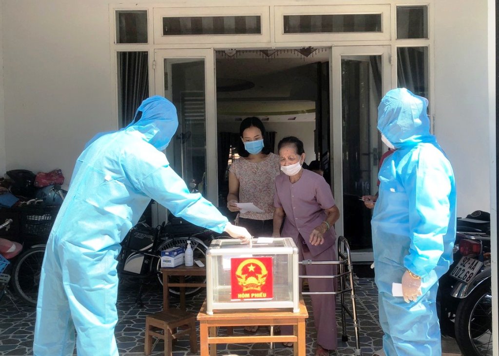 Lực lượng chức năng Quảng Nam mang thùng phiếu cho cử tri bị cách ly tại nhà (ảnh CTV)