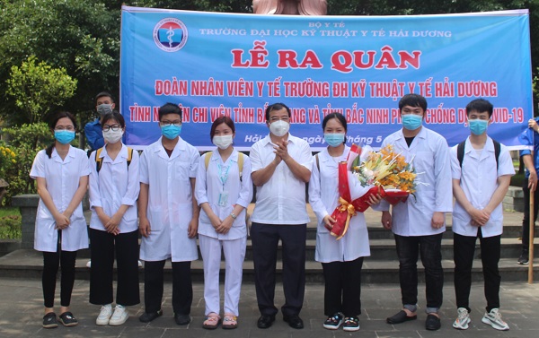 Ông Nguyễn Minh Hùng, Phó Chủ tịch UBND tỉnh Hải Dương tặng hoa cho đại diện các sinh viên chuẩn bị lên đường.