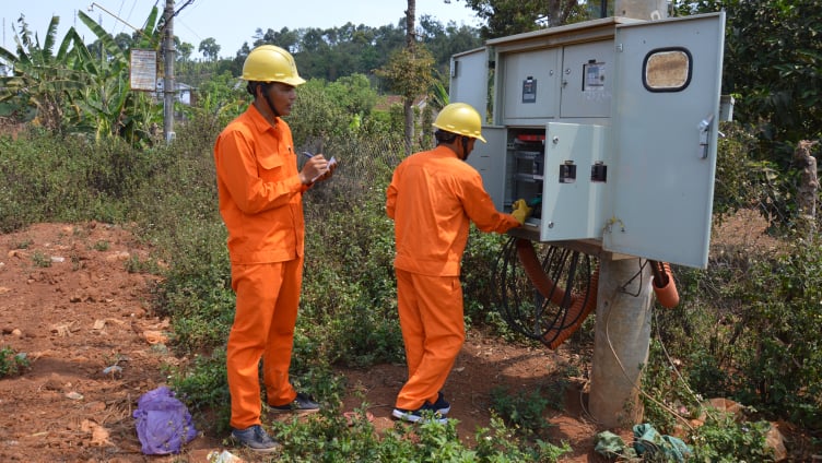 PC Đắk Nông thường xuyên kiểm tra hệ thống lưới điện bảo đảm cung cấp điện trong mùa khô.