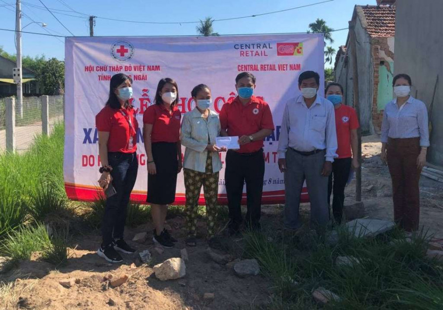Đại diện Hội Chữ thập đỏ tỉnh Quảng Ngãi trao tiền tài trợ cho hộ dân mua vật liệu để xây dựng nhà