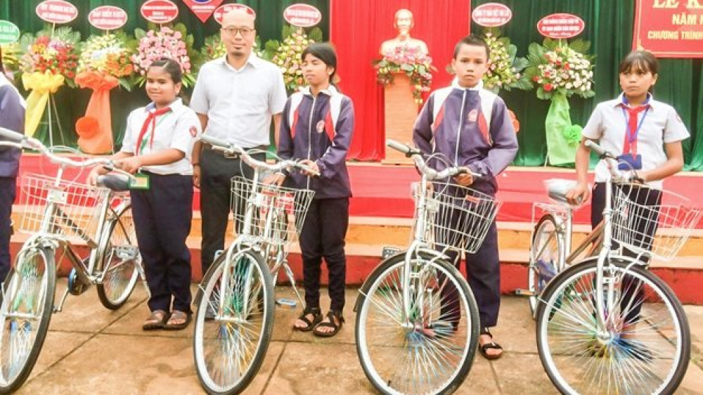 Tập đoàn TNG Holdings Vietnam trao tặng xe đạp cho học sinh nghèo tại Gia Lai 
