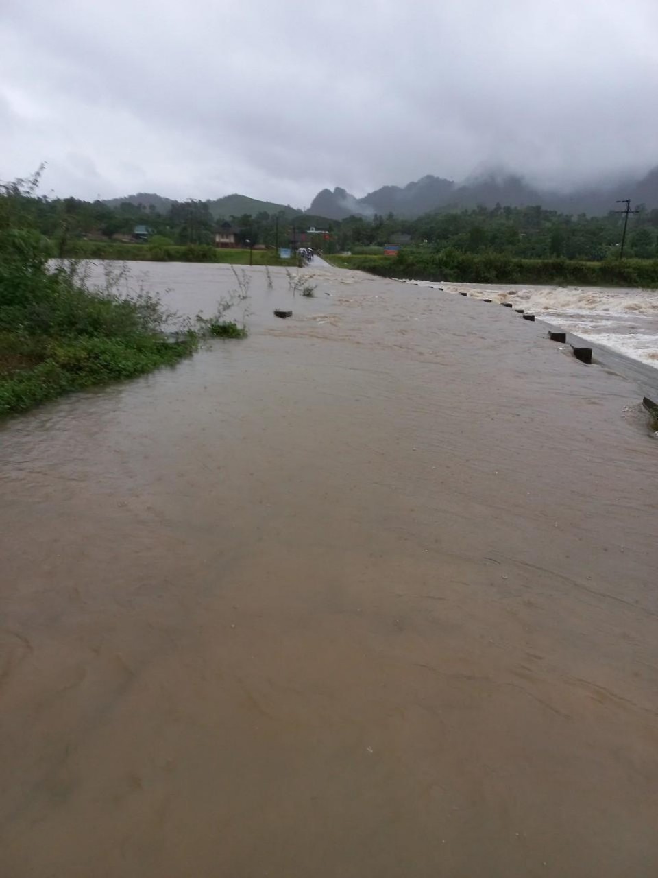 Tràn qua đường trên địa bàn xã Môn Sơn (Con Cuông) bị ngập nước trong sáng 9/9.