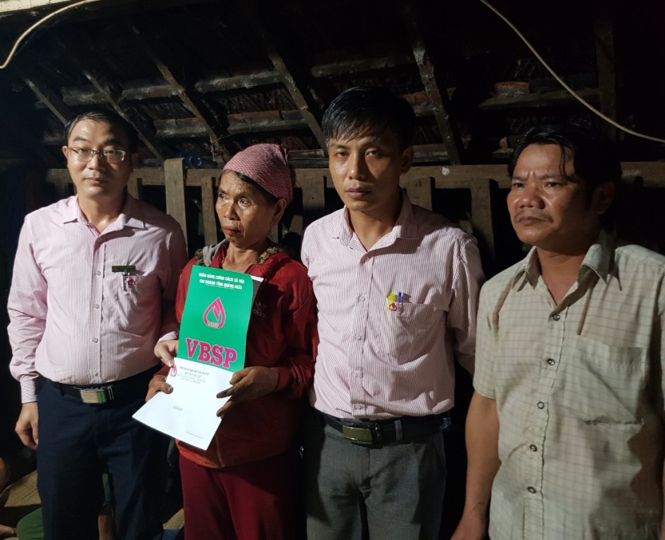 Ngân hàng CSXH tỉnh Quảng Ngãi ủng hộ gia đình ông Phạm Văn Neo
