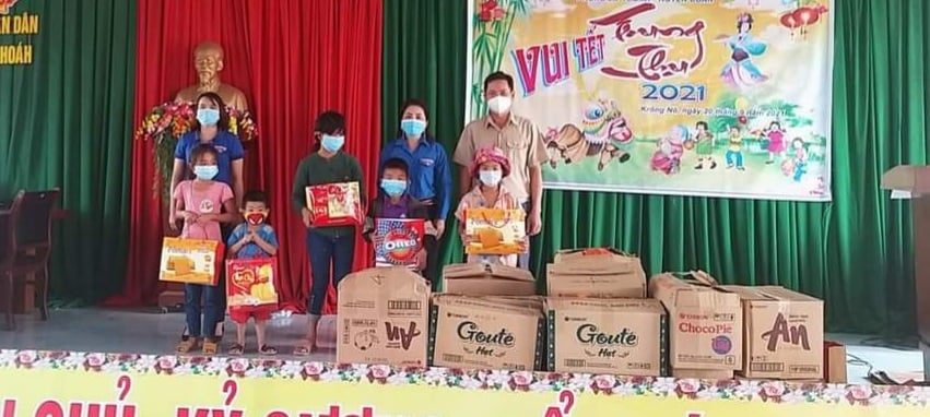 Các em nhỏ ở huyện Krông Nô nhận các phần quà ý nghĩa do Huyện Đoàn và Phòng LĐ-TB&XH huyện trao tặng.