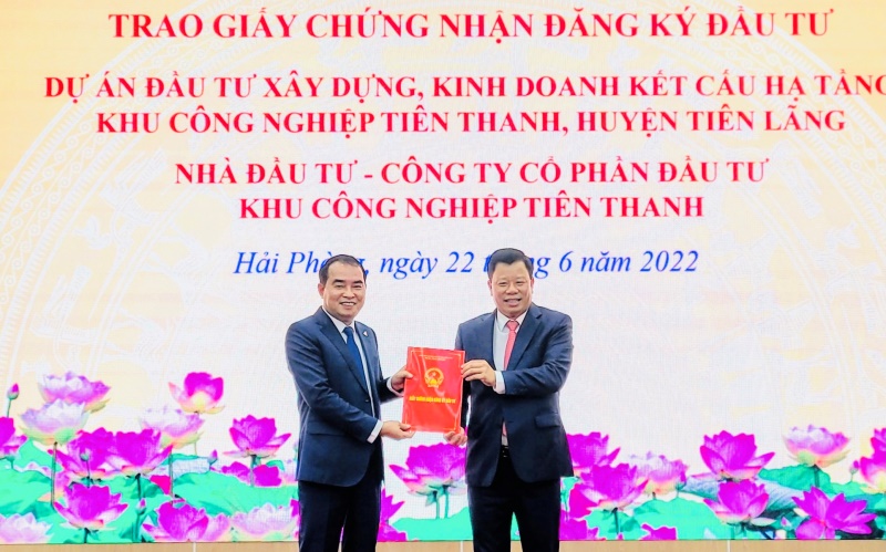 Ông Lê Trung Kiên, Trưởng BQL Khu Kinh tế Hải Phòng trao Giấy chứng nhận đăng ký đầu tư cho KCN Tiên Thanh
