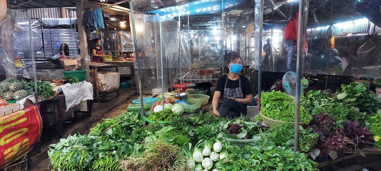 Hiện các chợ trên địa bàn TP.Vinh đều đã lắp đặt hoàn tiện hệ thống màng che, tấm chống giọt bắn nên cả tiểu thương lẫn người dân đều cảm thấy an tâm khi mua sắm tại chợ.