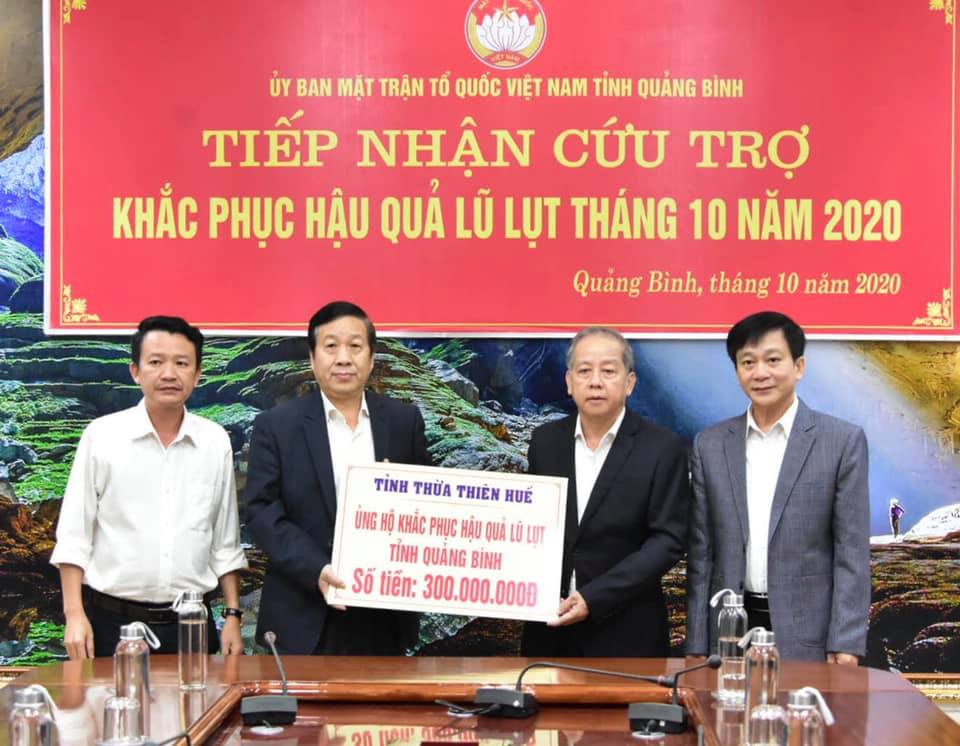 Đoàn công tác của tỉnh Thừa Thiên - Huế trao 300 triệu đồng nhằm góp phần giúp tỉnh Quảng Bình sớm khắc phục hậu quả thiệt hại do mưa lũ gây ra.