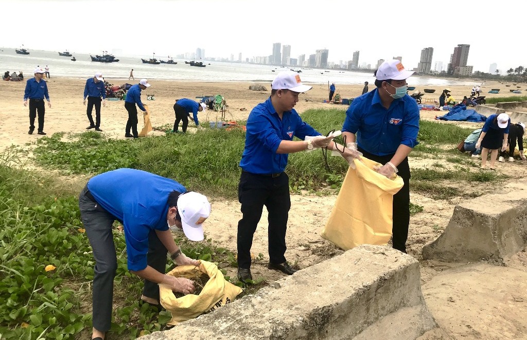 Đà Nẵng ra quân làm sạch bãi biển, chào đón du khách đến mùa hè