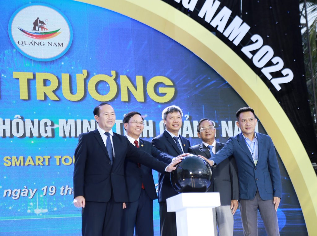 Các đại biểu ấn nút khai trương Hệ thống du lịch thông minh tỉnh Quảng Nam.