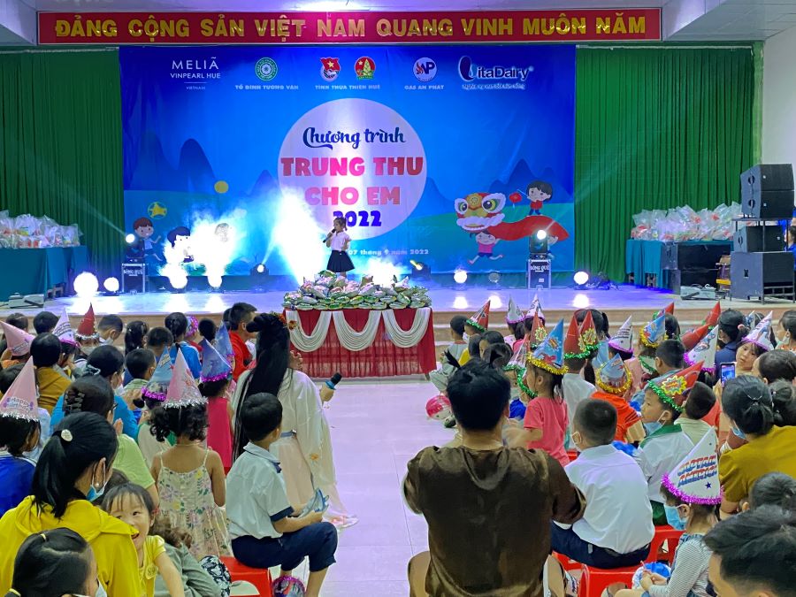 Hàng trăm trẻ em ở xã Quảng Phú và xã Quảng Vinh, huyện Quảng Điền vui Tết Trung thu.