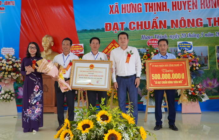 Đại diện Ban chỉ đạo NTM tỉnh trao quyết định công nhận xã Hưng Thịnh đạt chuẩn NTM.