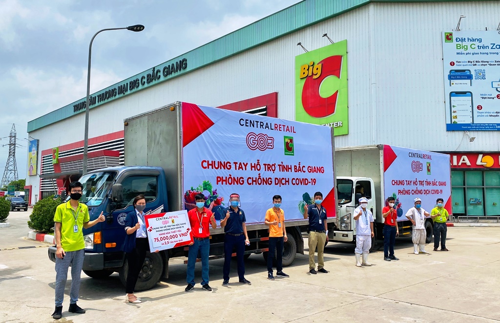Cán bộ và nhân viên Đại siêu thị GO!, Big C tại Bắc Giang thể hiện quyết tâm chung tay cùng địa phương chống dịch Covid-19
