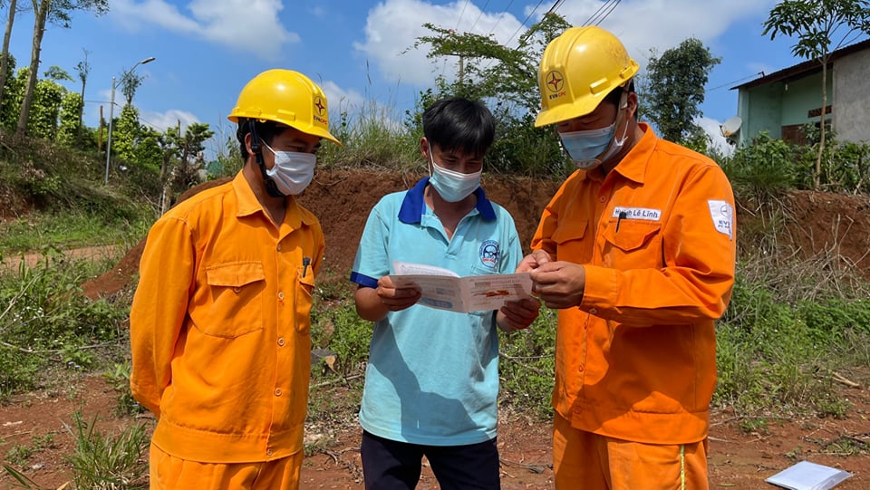 PC Đắk Nông tuyên truyền công tác bảo vệ hành lang lưới điện cao áp trong nhân dân.