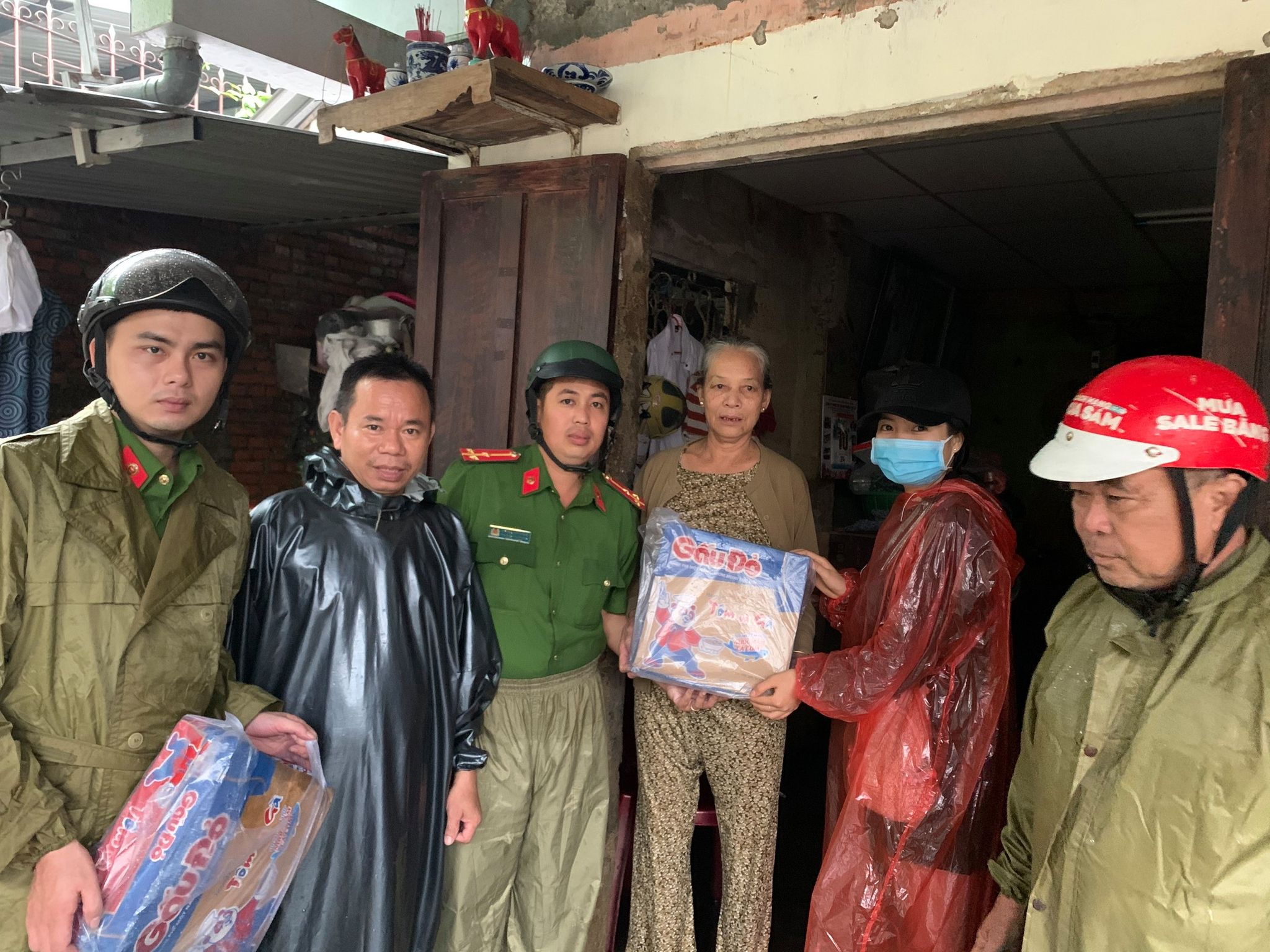 Nhiều nhà hảo tâm gửi quà cho người dân bị ngập lụt ở Thừa Thiên - Huế.