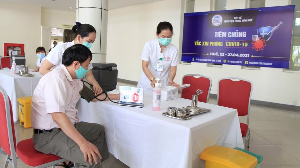 GS.TS Phạm Như Hiệp, Giám đốc Bệnh viện Trung ương Huế là người tiêm vắc xin đầu tiên.