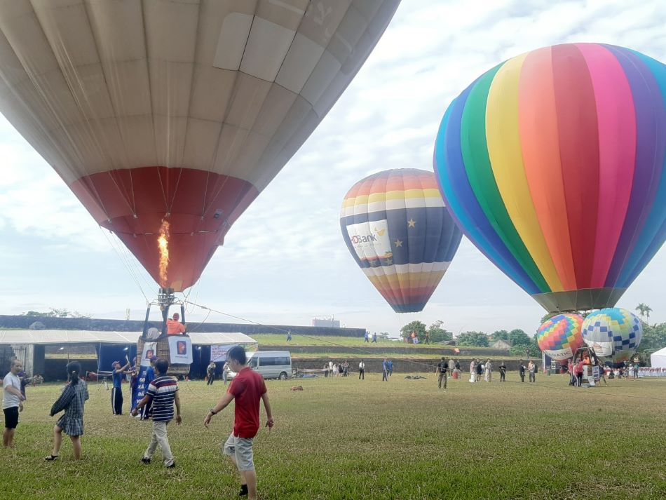 Lễ hội khinh khí cầu với chủ đề “Cố đô Huế nhìn từ bầu trời” thu hút hàng trăm du khách.