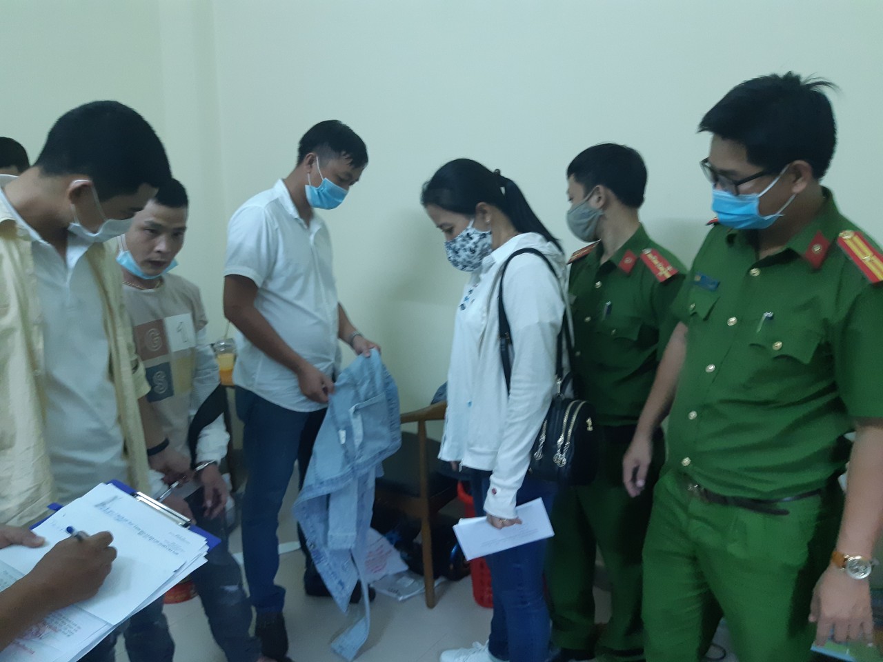 Lực lượng Công an thành phố Huế khám xét khẩn cấp phòng 644 của ký túc xá Lưu đang tạm trú.