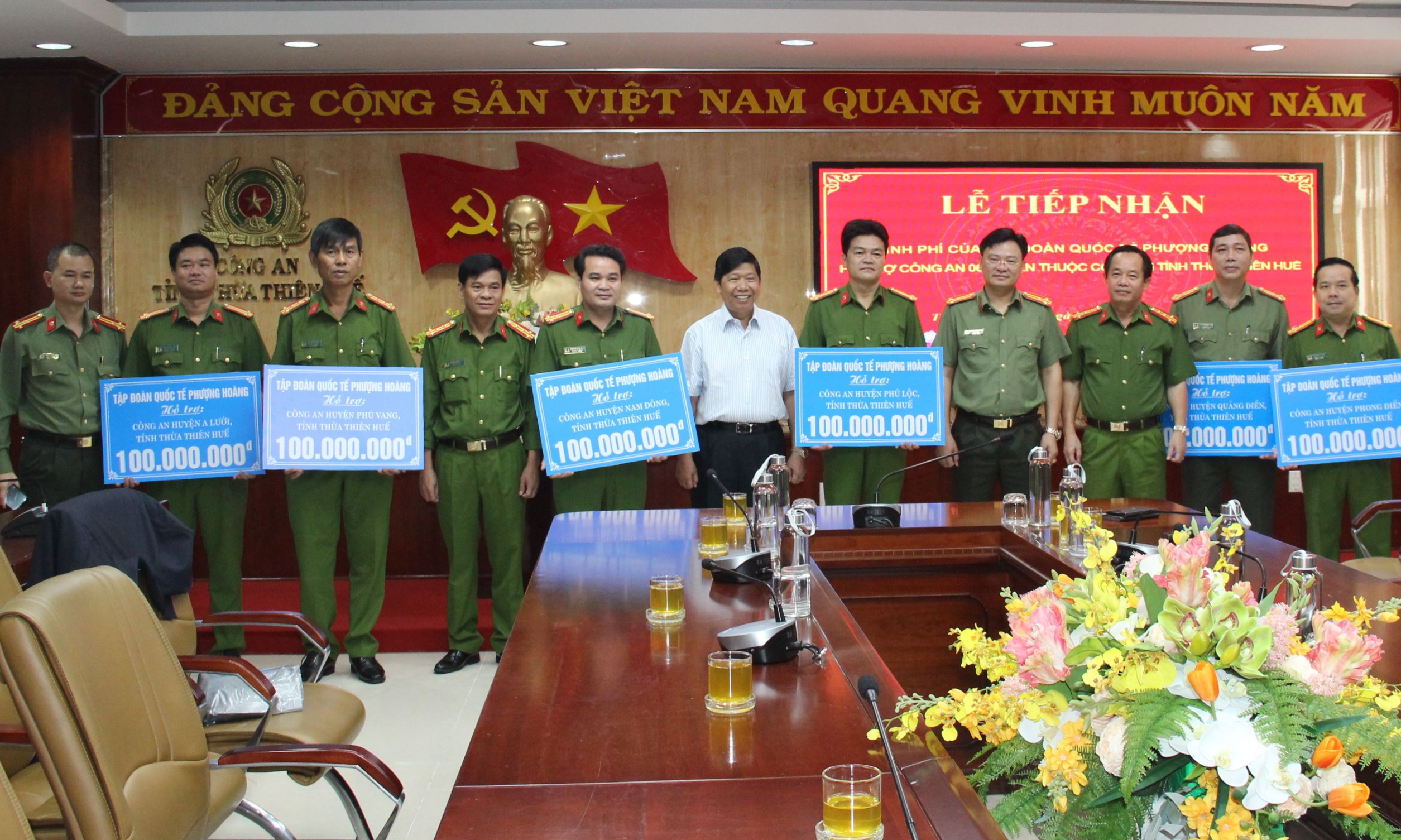 Quang cảnh buổi lễ tiếp nhận kinh phí từ Tập đoàn Quốc tế Phượng Hoàng hỗ trợ Công an 6 huyện tỉnh Thừa Thiên – Huế khắc phục hậu quả bão lũ.