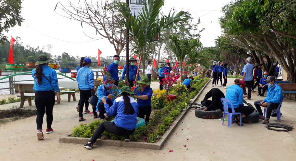 Mỗi khi Tháng 3 lại về, màu áo xanh thanh niên tình nguyện gần gủi, thân thương lại có mặt trên khắp các miền quê, nẻo đường, bắt đầu một chiến dịch tình nguyện mới.