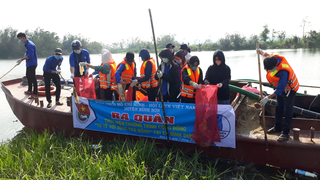 Đội TNTN ra quân thực hiện Dự án “Tử tế với sông Trà Bồng” tại xã Bình Dương, huyện Bình Sơn.