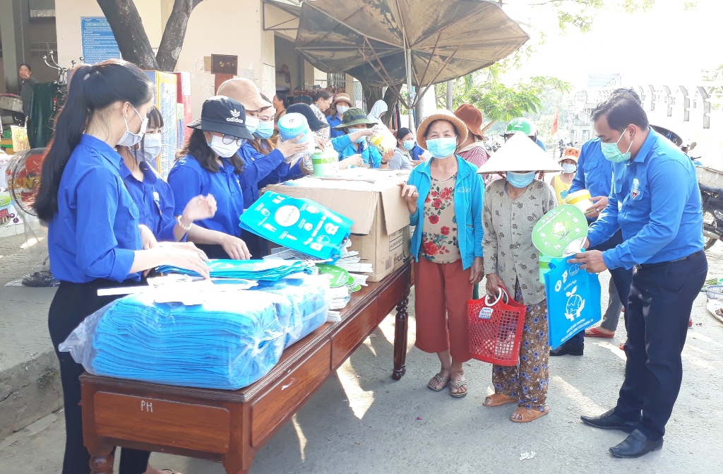 Đội TNTN khởi động Mô hình Chợ dân sinh giảm thiểu rác thải nhựa tại Chợ Bình Dương (huyện Bình Sơn)