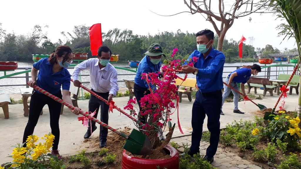 Đội TNTN xây dựng “Công viên tái chế thiếu nhi” tại xã Bình Dương, huyện Bình Sơn.