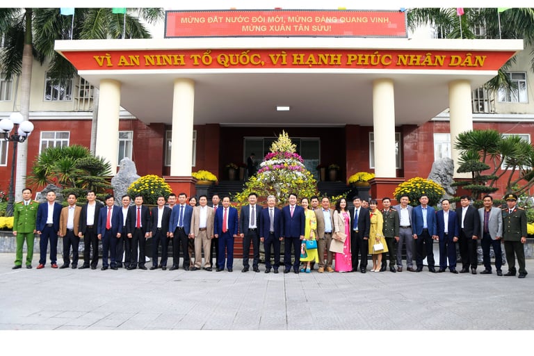 Lãnh đạo Bộ Công an và lãnh đạo tỉnh chúc tết, khen thưởng cán bộ chiến sĩ Công an tỉnh Thừa Thiên - Huế.
