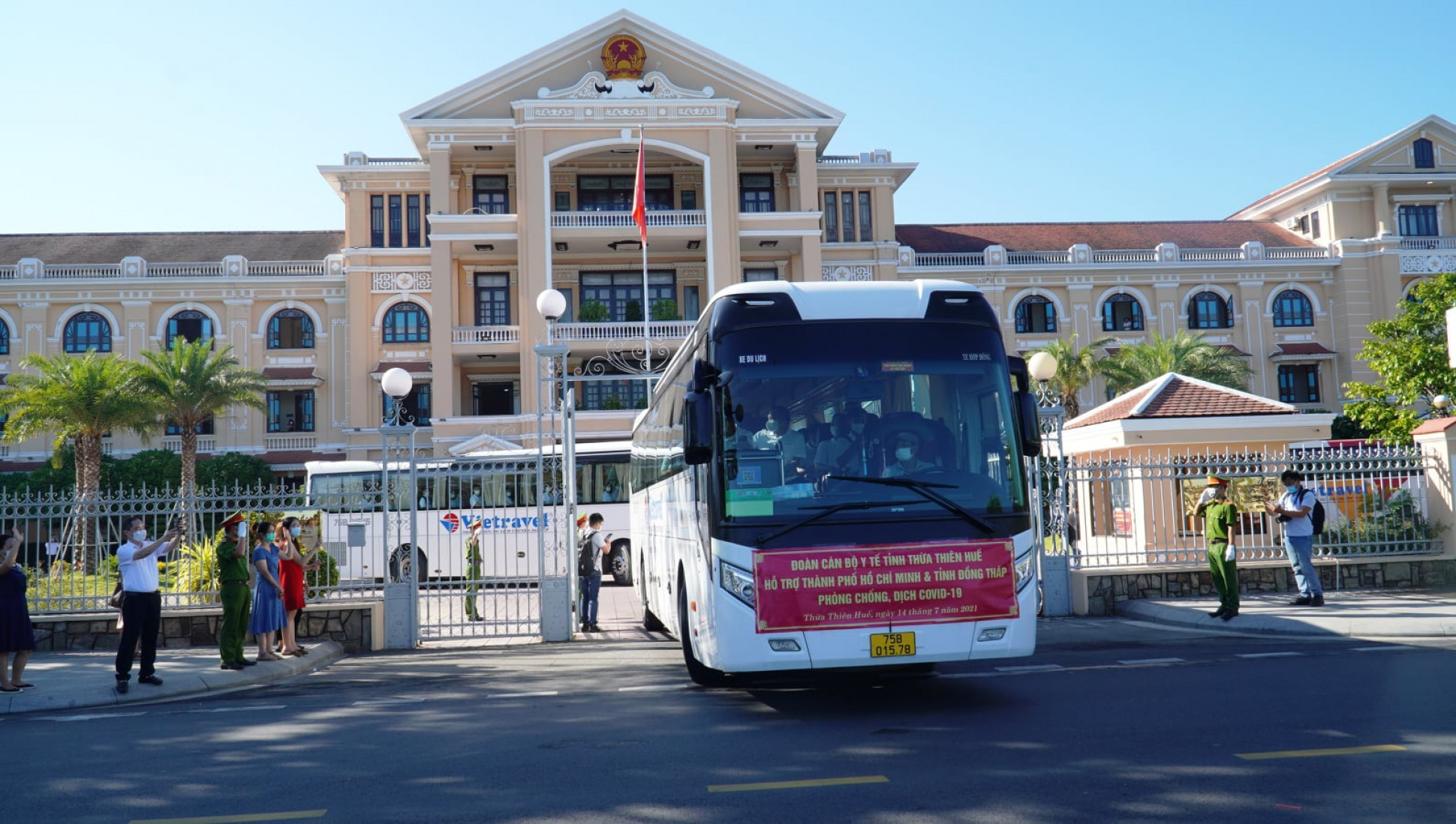 Đoàn cán bộ y tế tỉnh Thừa Thiên - Huế lên đường đến hỗ trợ thành phố Hồ Chí Minh và các tỉnh phía nam phòng, chống dịch COVID-19.