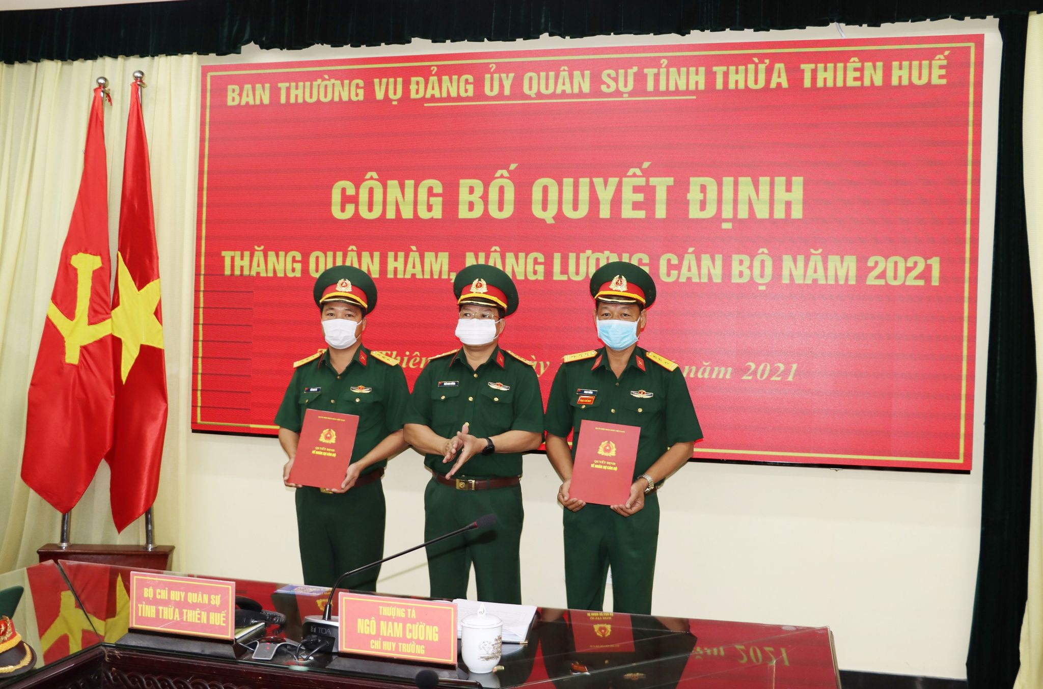 Trao quyết định thăng quân hàm từ Trung tá lên Thượng tá đối với đồng chí Phan Thắng và đồng chí Đỗ Minh Trí.