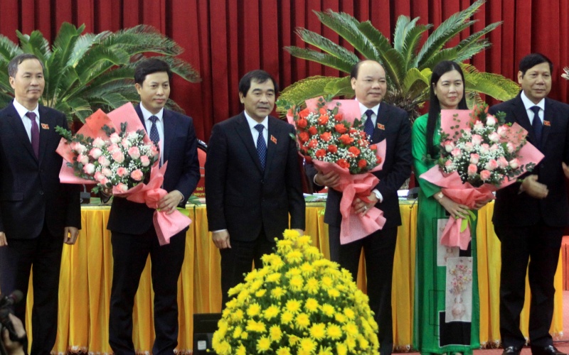 Lãnh đạo tỉnh tặng hoa chúc mừng các đồng chí được bầu vào các chức danh lãnh đạo HĐND và UBND tỉnh Thái Bình.